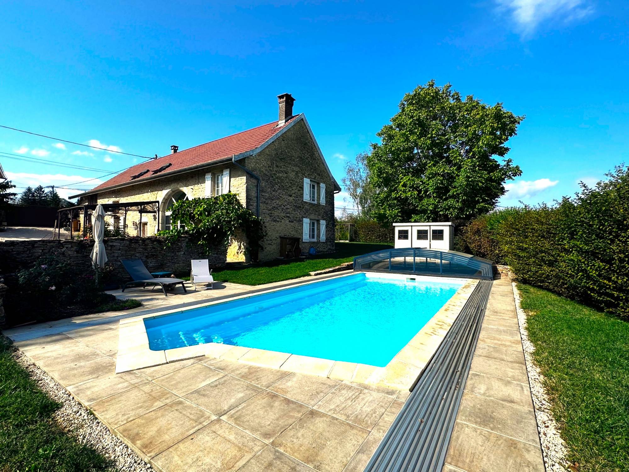 Maison en Pierre avec une dépendance et piscine à Annoisin-Chatelans proche de Crémieu