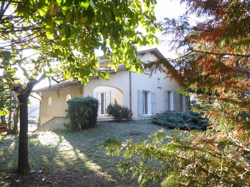 Maison traditionnelle d'architecte avec grand terrain