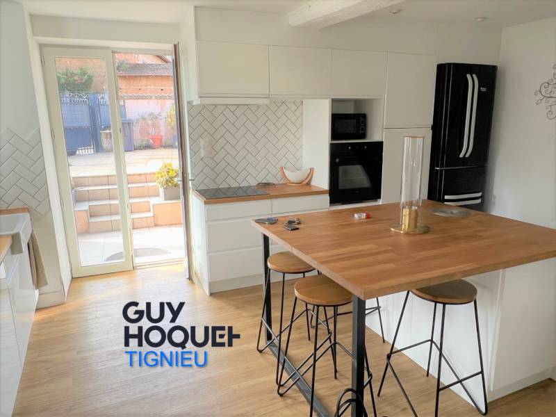 belle maison ancienne rénovée avec cuisine équipée à Chamagnieu proche Jameyzieu
